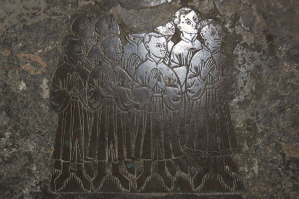 Mourners on tomb of Thomas Reynes and wife