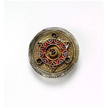 Brooch, filigree gold and silver-gilt with garnets and blue glass paste